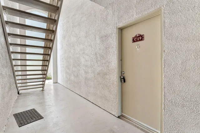 Unit C19 photo 24