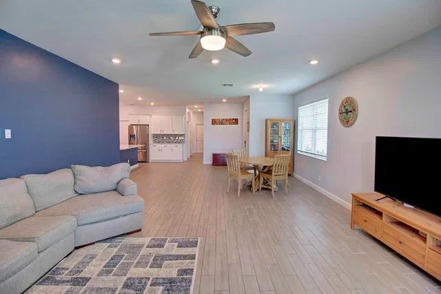  Residence photo 6