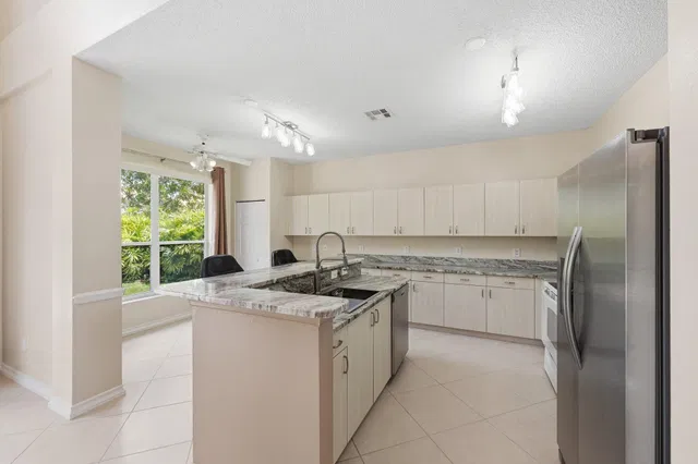  Residence photo 16