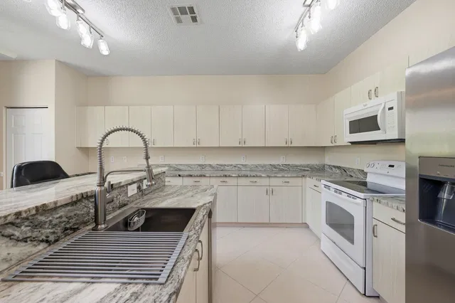  Residence photo 18