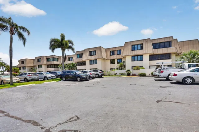 Unit 11-203 photo 3