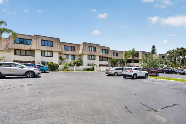 Unit 11-203 photo 4