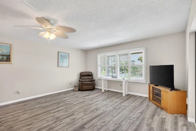 Unit 11-203 photo 14