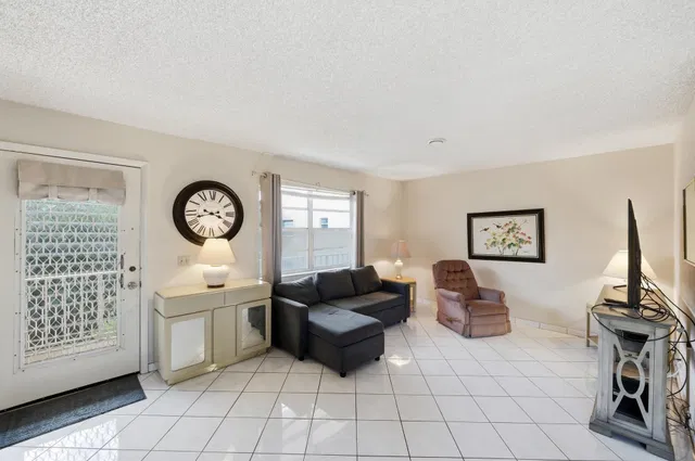  Residence photo 5