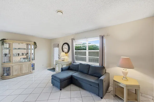  Residence photo 6