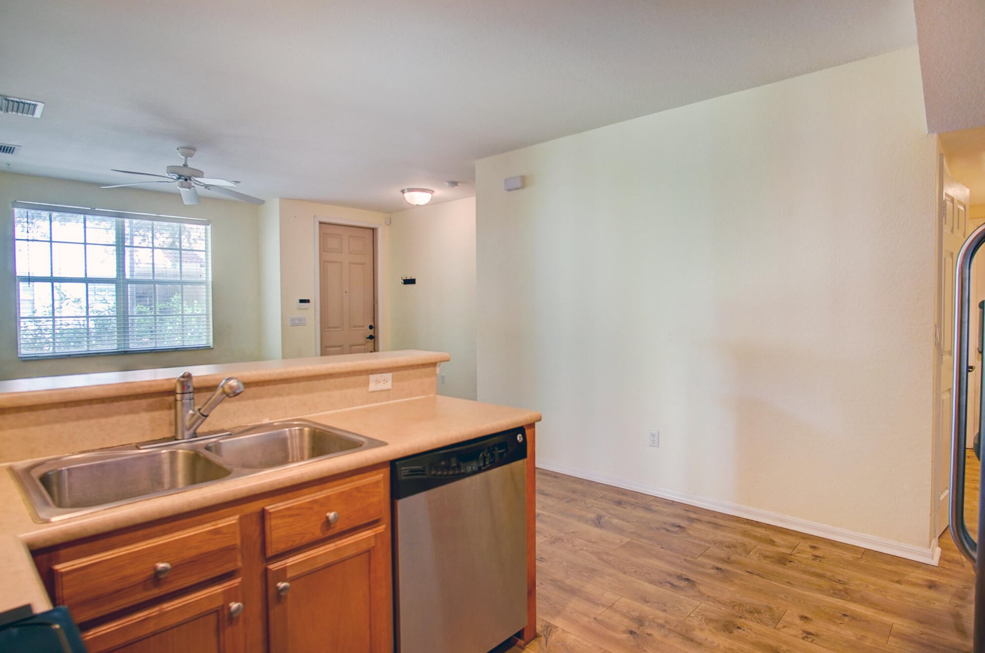 Unit F2 photo 11