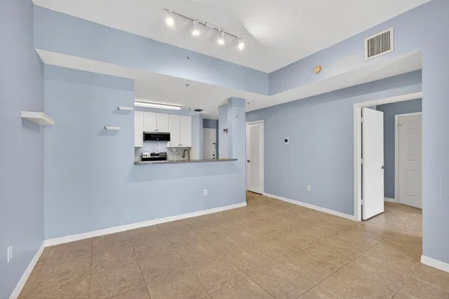 Unit 308 photo 3