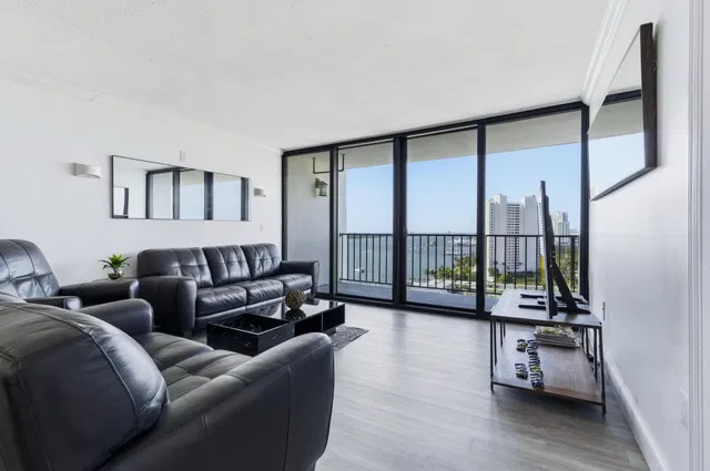 Palm Beach House Unit 1605 photo 3