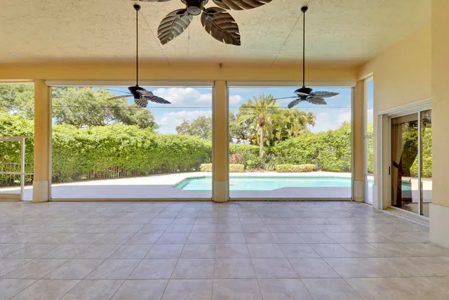 Admirals Cove Residence photo 36