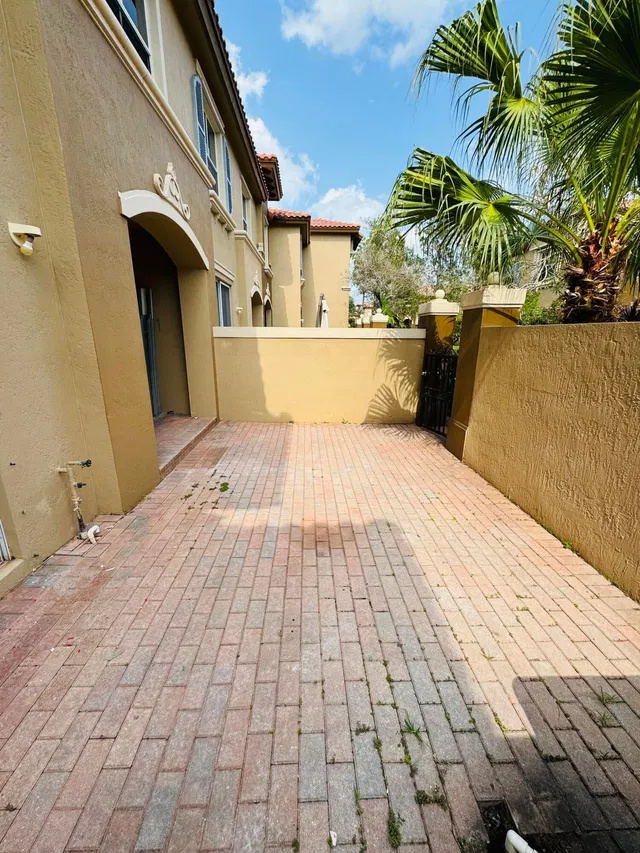 Unit 1909 photo 3