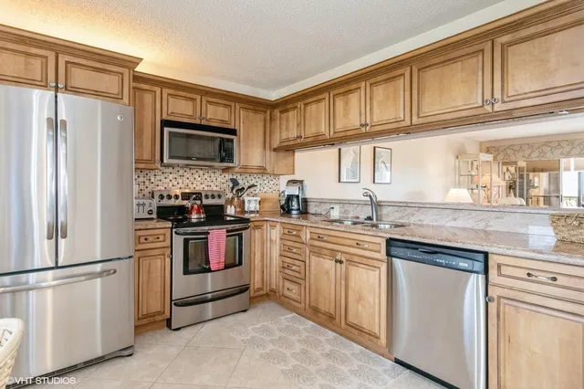 Unit B403 photo 3
