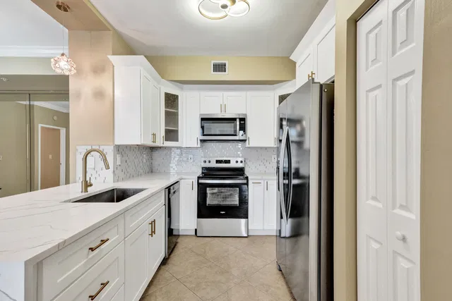 The Tower Condominium at Cityplace Unit 1010 photo 3