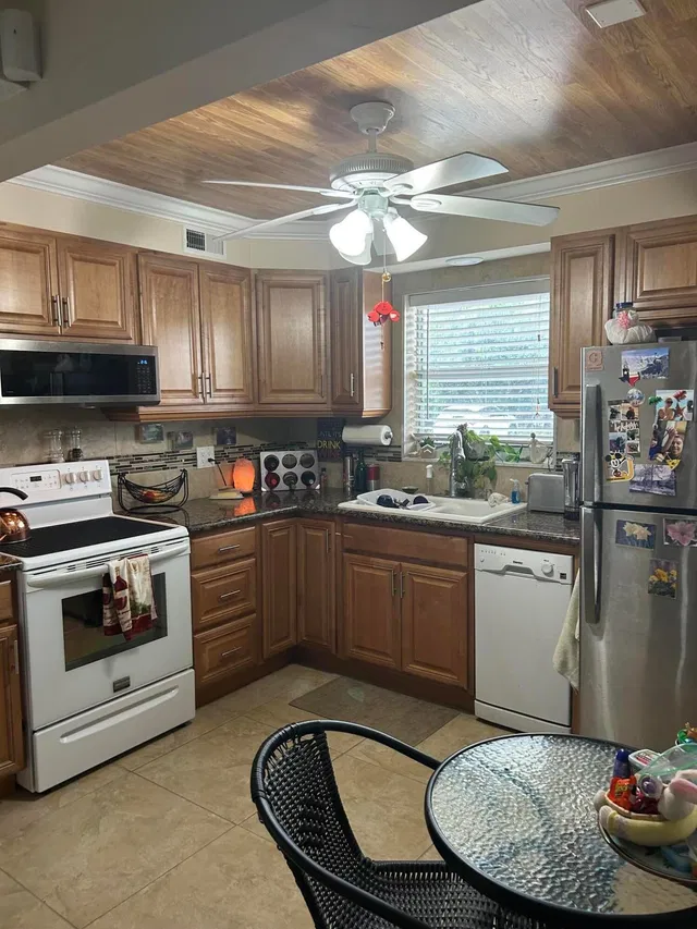 Unit 245 photo 3