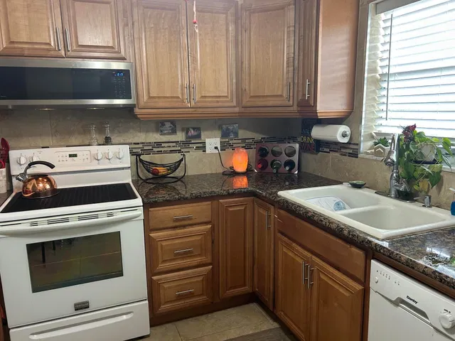 Unit 245 photo 4