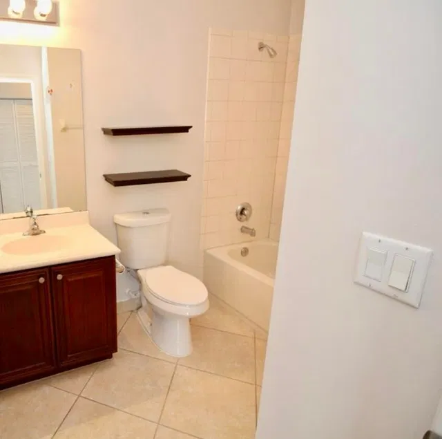 Unit 208 photo 9