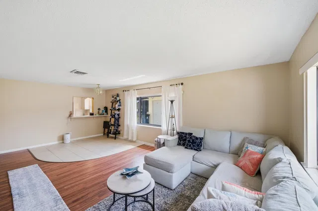 Residence photo 3
