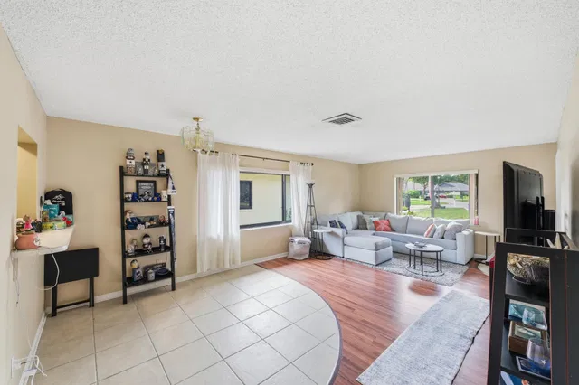 Residence photo 5