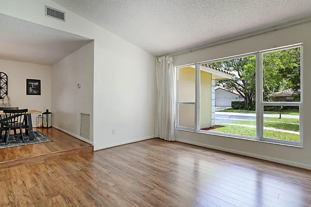  Residence photo 6