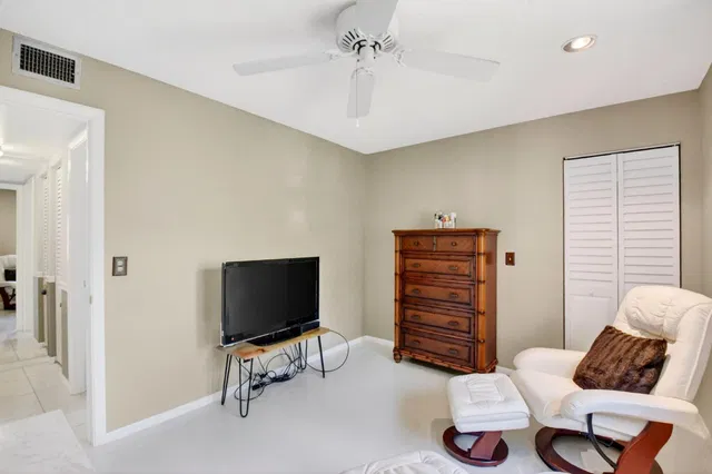 Unit D2 photo 18