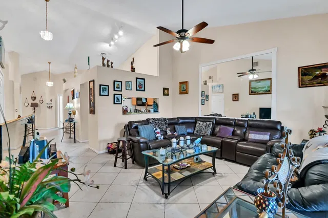 Residence photo 3