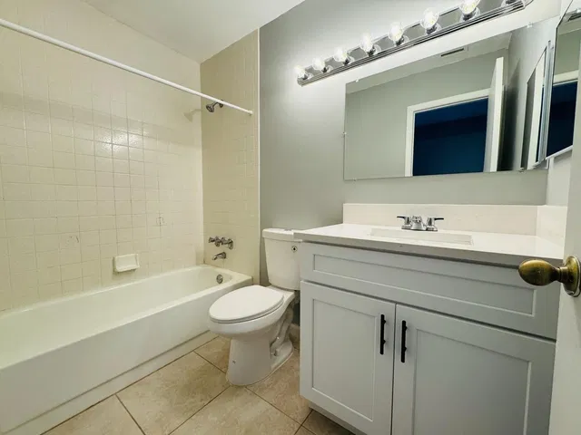 Unit E photo 15