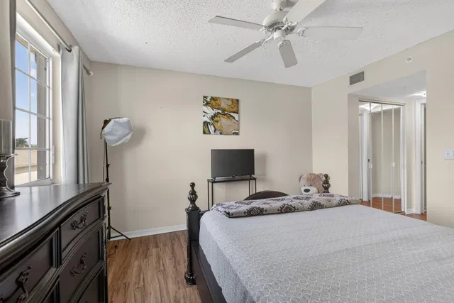  Unit 809 photo 11