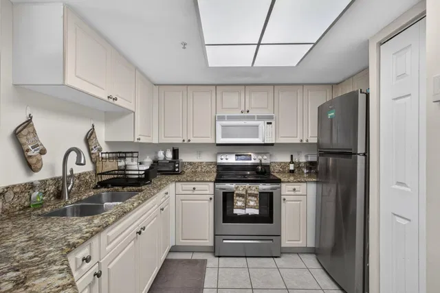  Unit 809 photo 20