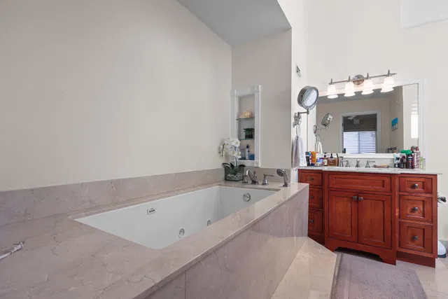 Unit 254 photo 11