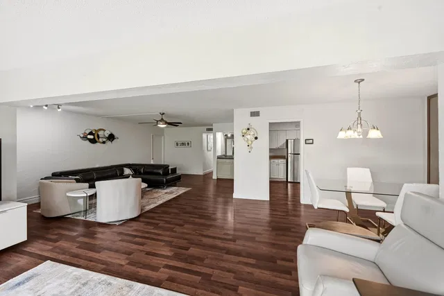 Unit 186 photo 3