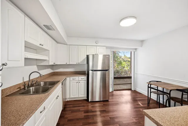 Unit 186 photo 6