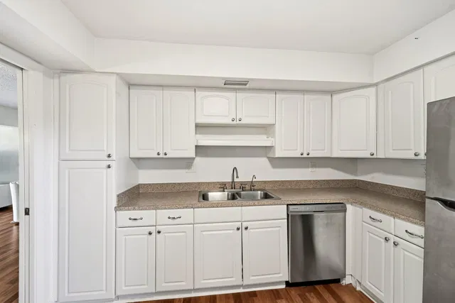 Unit 186 photo 8