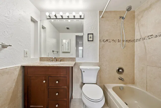 Unit 186 photo 17