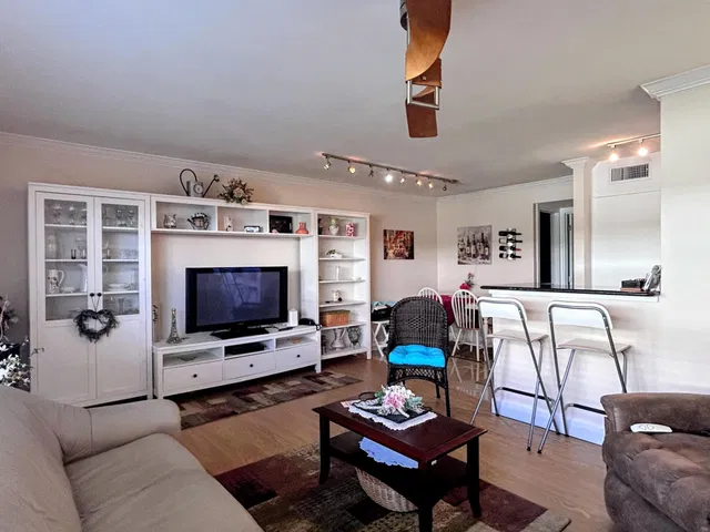  Unit E6 photo 6