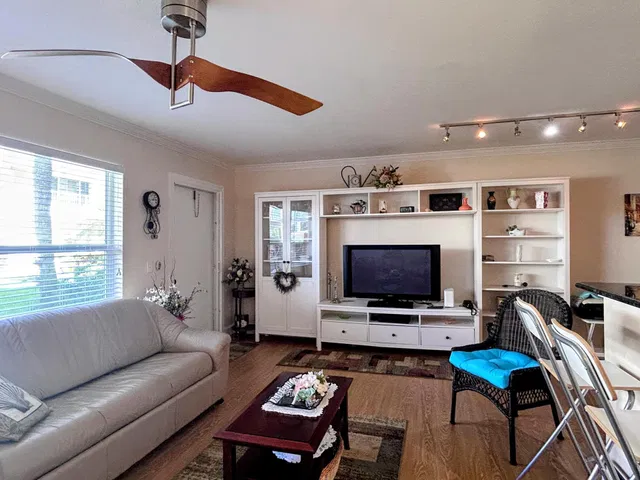  Unit E6 photo 8