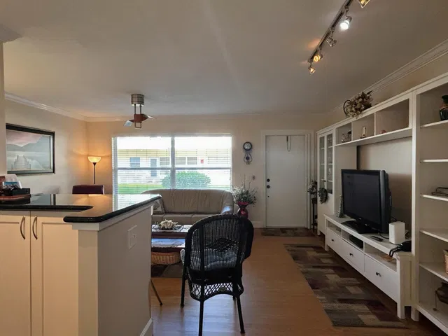  Unit E6 photo 16