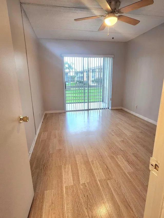 Unit B212 photo 3