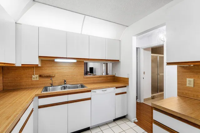 Unit 203 photo 11