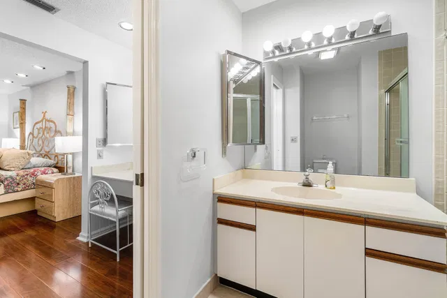 Unit 203 photo 20