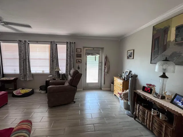 Residence photo 17