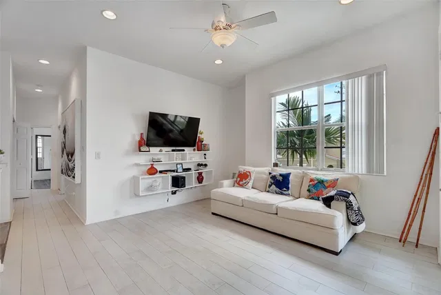 Unit 209 photo 9