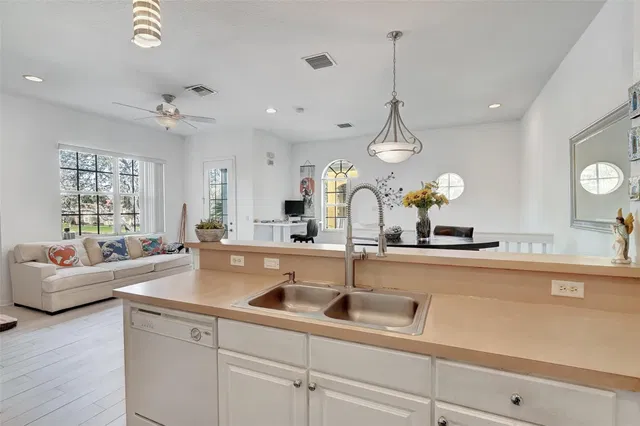 Unit 209 photo 14