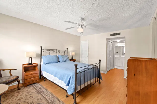 Unit 601 photo 17