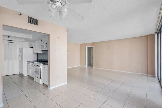Unit 312 photo 4