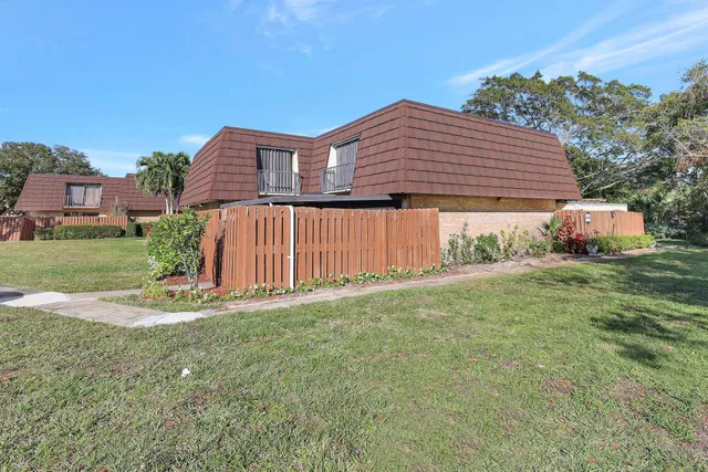 Unit 321 photo 3