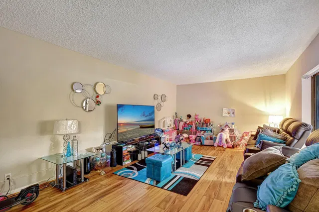 Unit 321 photo 5