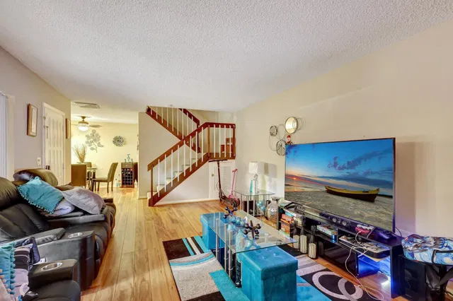 Unit 321 photo 8