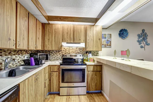Unit 321 photo 12