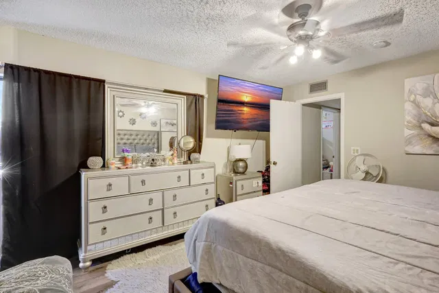 Unit 321 photo 15