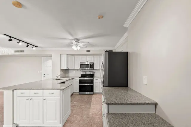 Unit 403 photo 6