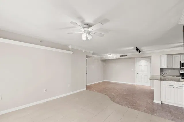  Unit 403 photo 11